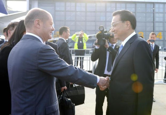 李克强向德国汉堡市市长赠送明代商船模型