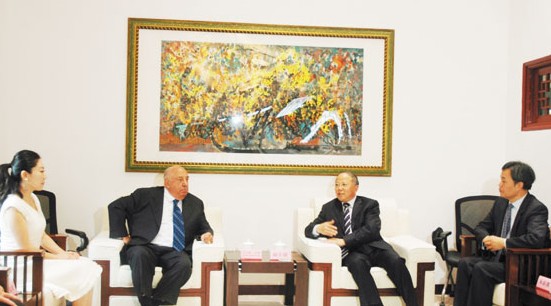 国家文物局局长励小捷在南博会见美国慈善家贝林