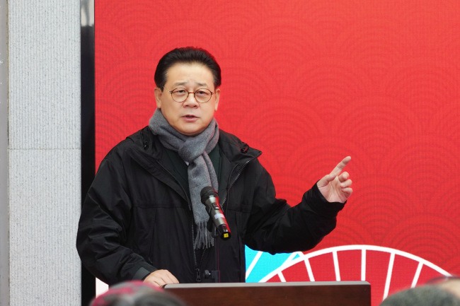 中国美术家协会原党组书记、驻会副主席徐里致辞