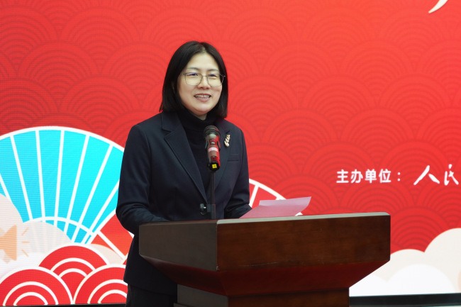 人民美术出版社党委副书记、总经理赖雪梅主持开幕式