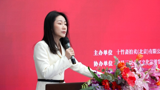 刘子琪主持开幕式 刘子琪主持开幕式