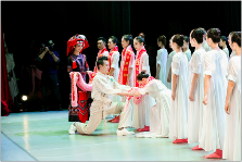 王敏为学员颁发结业绶带 王敏为学员颁发结业绶带