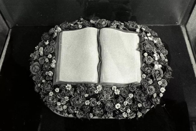 “大众样板”展览作品——徐一晖的陶瓷《红宝书》。（1996年4月20日摄于万寿寺北京艺术博物馆）