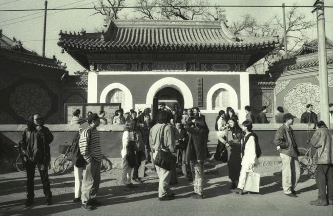 作为“艳俗艺术”的第二个展览，徐一晖、王劲松、祁志龙的“大众样板”展览在万寿寺内举行。（1996年4月20日摄于万寿寺北京艺术博物馆）<br loading=