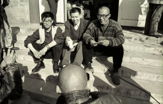 方力钧在给“大众样板”艺术展的三位艺术家之二王劲松（左一）、徐一晖（中）拍照。（1996年4月20日摄于万寿寺北京艺术博物馆内“大众样板”艺术展现场）