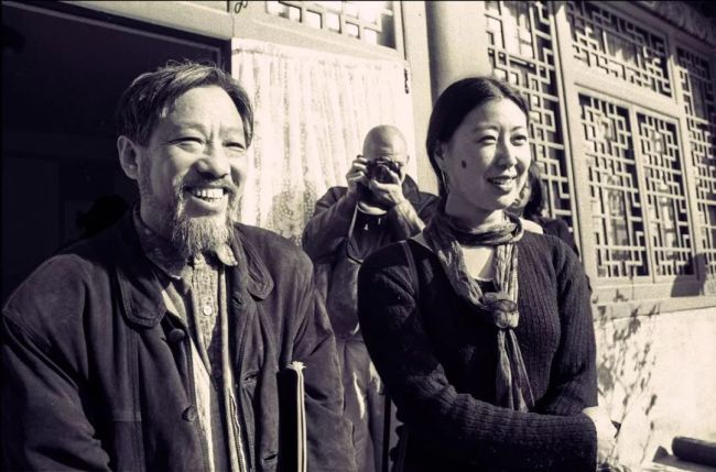 “艳俗艺术”系列展览的策划人及主持人栗宪庭、廖雯。（1996年4月20日摄于万寿寺北京艺术博物馆内“大众样板”艺术展现场）