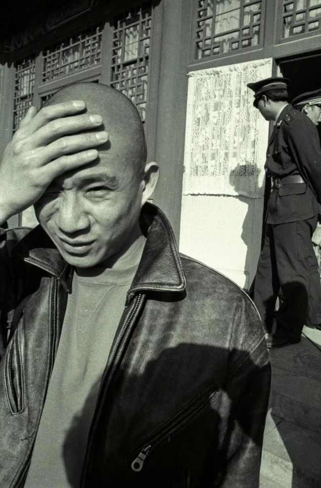 光头方力钧。（1996年4月20日摄于万寿寺北京艺术博物馆内“大众样板”艺术展现场）