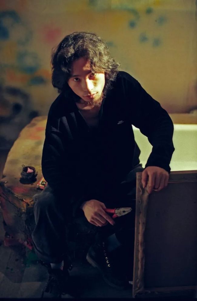 叶友哥哥投资、叶友主演的电影《处女作》剧照，叶友在影片中饰演一位自由画家。（1996年5月19日摄于新街口科影摄影棚拍摄现场）