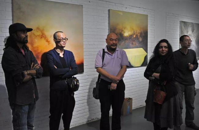 伊灵（中）在“阿波画展”现场。（2014年5月10日摄于宋庄“根道果画廊”）