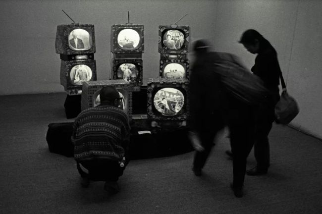 “大众样板”展览作品（实在考证不出这是谁的作品——有人说是徐一晖的）。（1996年4月20日摄于万寿寺北京艺术博物馆）