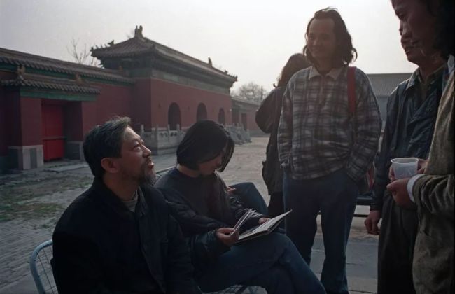 “艳妆生活”展上，栗宪庭（左一）与青年艺术家们。“艳俗艺术”这个概念就是老栗提出的。（1996年4月13日摄于北京皇史宬云峰画廊前）