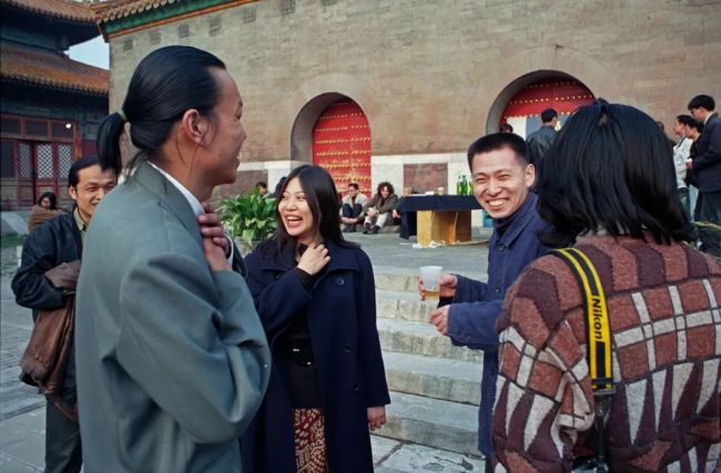 “艳妆生活”展上，各奔东西的老朋友又欢聚一堂。（1996年4月13日摄于北京皇史宬云峰画廊前）