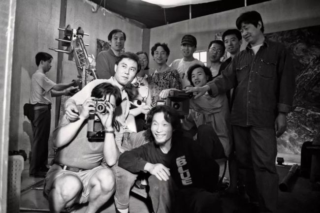 电影《处女作》棚内镜头全部拍摄完毕，全剧组主创合影留念。（1996年5月19日摄于新街口科影摄影棚拍摄现场）