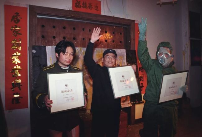 在北京西郊印刷博物馆举办的盛奇、张念、张大力三人行为艺术展。（1999年3月摄于北京印刷博物馆）