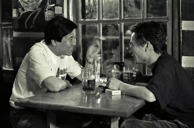 孟京辉（左一）在《处女作》中客串一个角色，正在与男主叶友对戏。（1996年5月27日摄于实景地“栗正酒吧”）