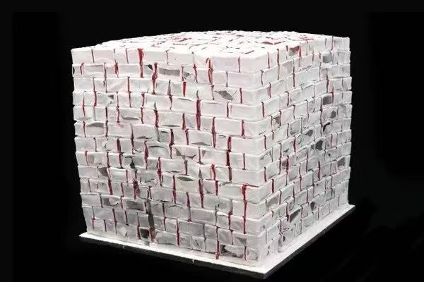 方力钧《2015》,46×44.5×42cm,陶瓷,2015年 方力钧《2015》,46×44.5×42cm,陶瓷,2015年