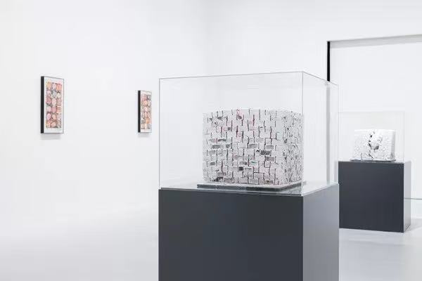 方力钧:于历史处境中洞察“痛感” 方力钧:于历史处境中洞察“痛感”