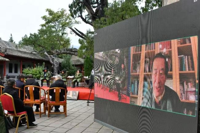 连线嘉宾：右-杜维明北京大学高等人文研究院院长，美国人文与科学院院士国际哲学学院院士，“中研院”院士