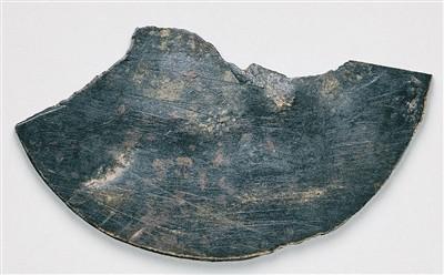 陕西省西安市临潼区姜寨遗址出土的黄铜片。陕西历史博物馆供图