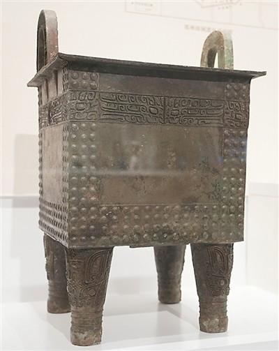 河南郑州商城遗址出土的商代兽面乳钉纹铜鼎。李志强摄
