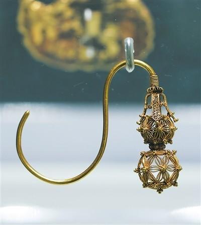 明代镂空金耳坠动脉影摄