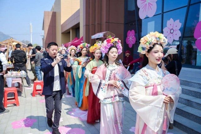 到北京平谷感受“全龄层沉浸式桃花元宇宙”