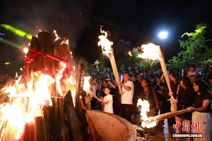 (寻味中华|非遗)万朵莲花开海市 彝族火把节点燃狂欢盛宴