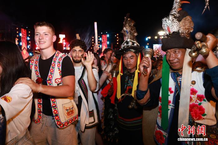 (寻味中华|非遗)万朵莲花开海市 彝族火把节点燃狂欢盛宴