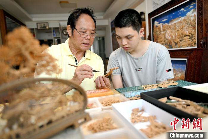 (八闽千姿)“刀”耕不辍 福州古稀匠人传承软木画