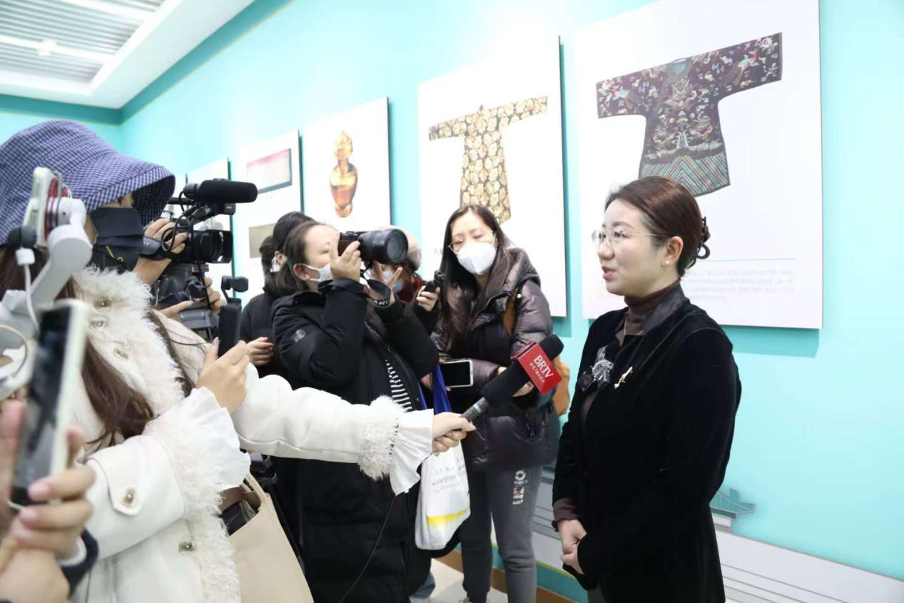 民族文化宫馆藏亮相北京站，“文博+交通”装点候车时光