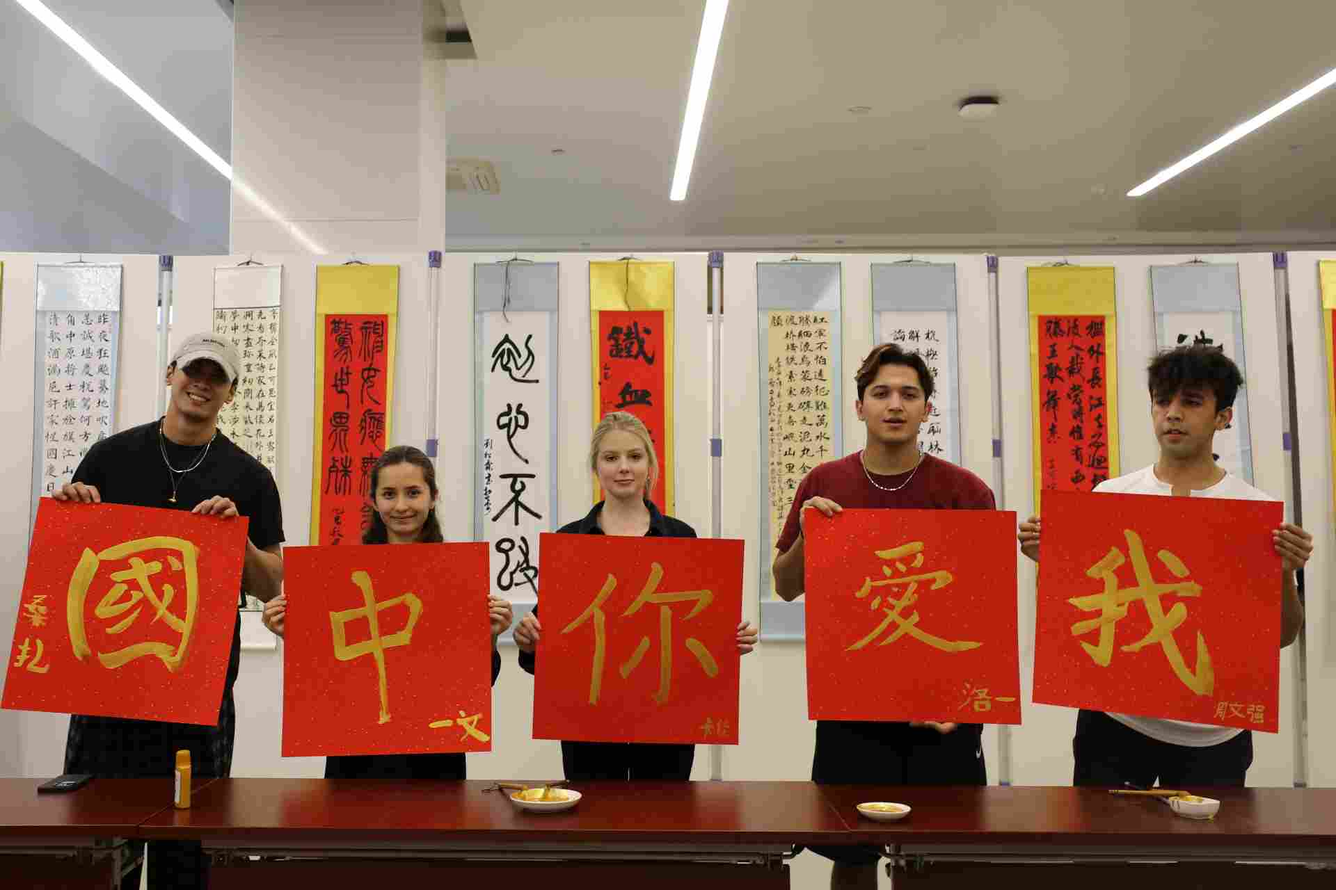 “洋学生”中国说|丹青送祝福!多国留学生学习体验中国书法:“我爱你中国”