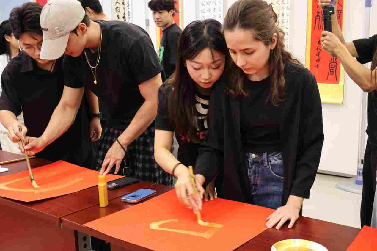 “洋学生”中国说|丹青送祝福!多国留学生学习体验中国书法:“我爱你中国”