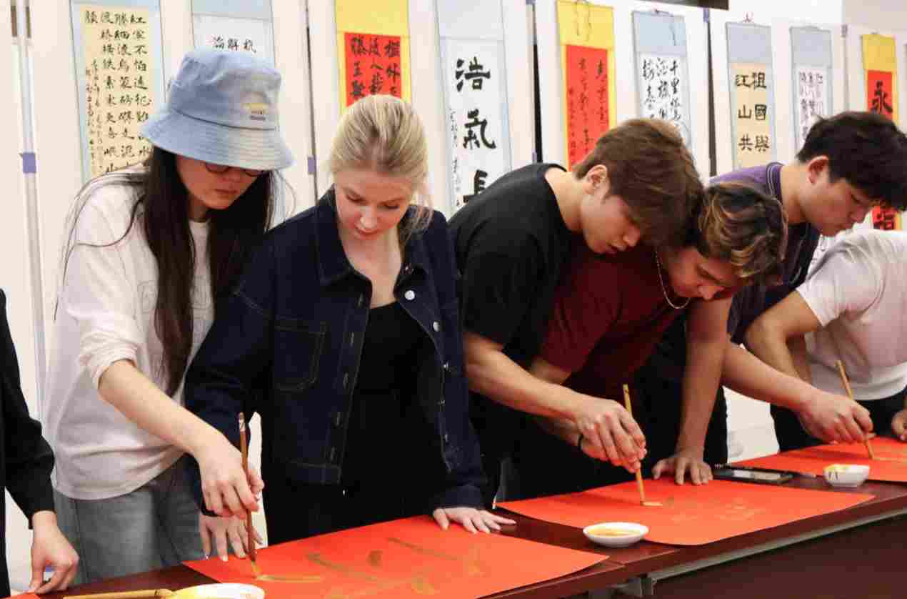 “洋学生”中国说|丹青送祝福!多国留学生学习体验中国书法:“我爱你中国”