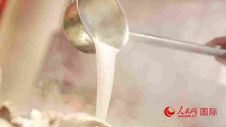 城·事|古彭新韵 快哉徐州 熬制中的徐州羊汤。人民网记者 苏缨翔摄