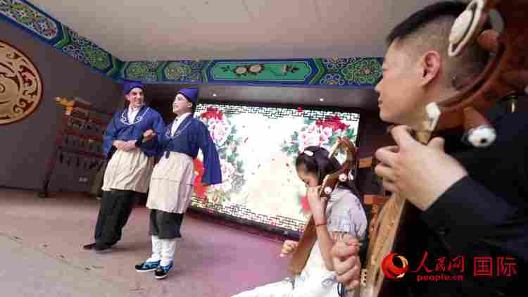 城·事|古彭新韵 快哉徐州 人民网外籍专家湖长明体验柳琴戏。人民网记者 苏缨翔摄