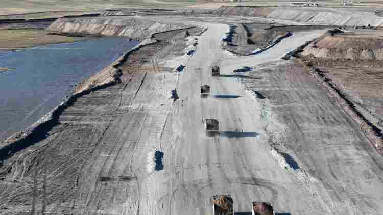 城·事|古彭新韵 快哉徐州 徐工无人电动矿卡行驶在内蒙古华能伊敏露天矿区。受访对象供图