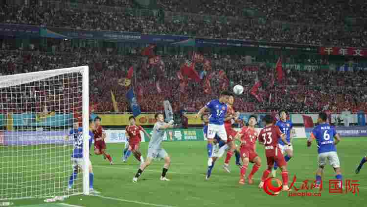 城·事|古彭新韵 快哉徐州 “苏超”比赛现场。人民网记者 余乐摄