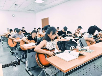 日校首次开课一座难求,上海市民美育为啥这么火 日校首次开课一座难求,上海市民美育为啥这么火