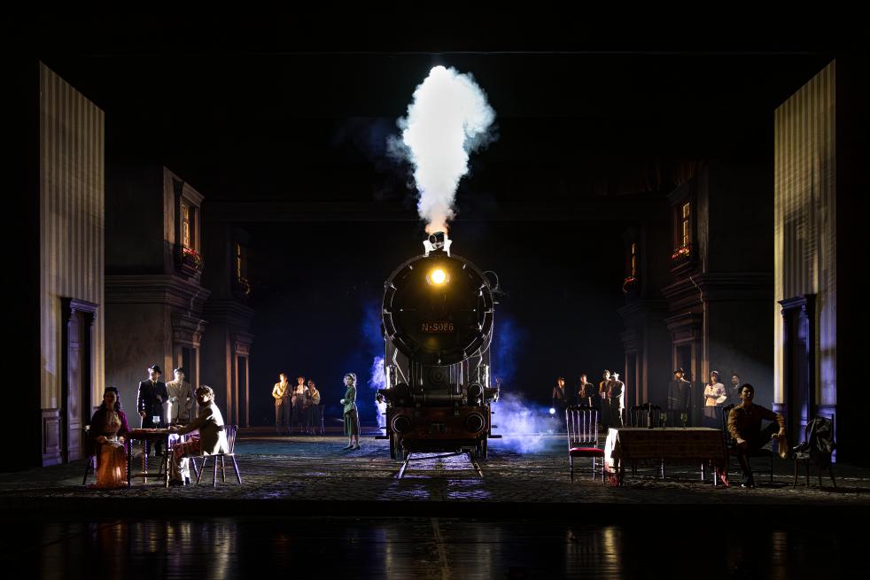 北京人艺重排反战主题话剧 展现战争对人性的摧残