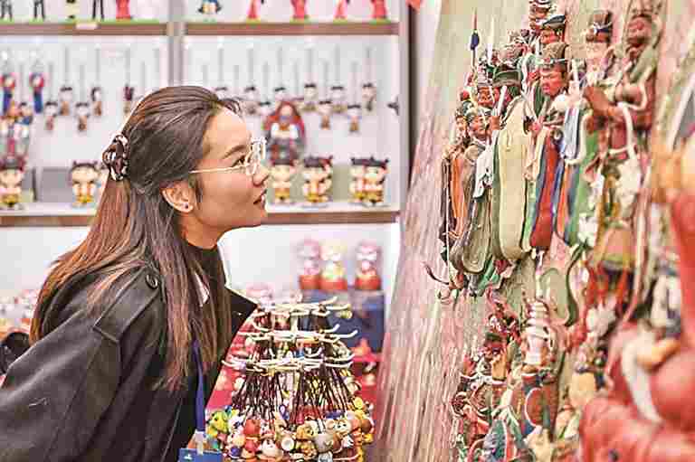 全国乡村工匠超13万人,带动乡村500多万人就业增收——老手艺成就“新饭碗” 全国乡村工匠超13万人,带动乡村500多万人就业增收——老手艺成就“新饭碗”