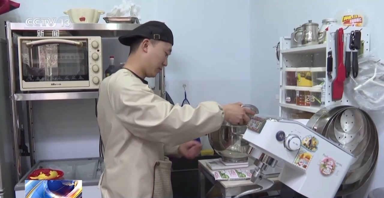 当马年遇上传统手艺:花馍“蒸”福 烙画“绘”吉祥