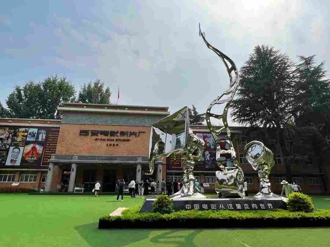 超8100亿元!中国电影行业正从单一票房经济向多元化消费生态转型 超8100亿元!中国电影行业正从单一票房经济向多元化消费生态转型