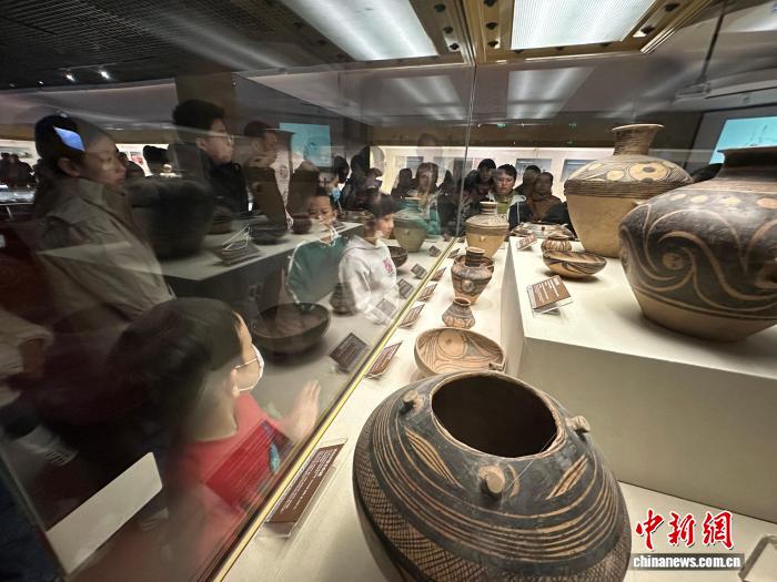 甘肃启“彩陶修复工坊”解锁“彩陶之路”文明密码