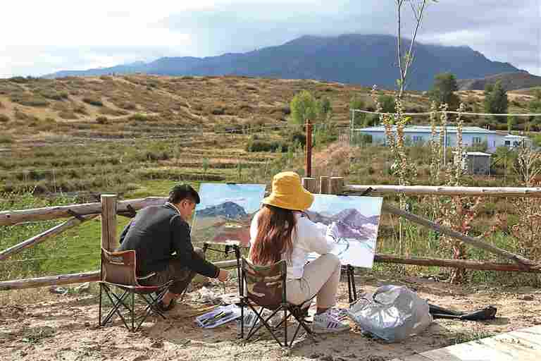 新疆昌吉州吉木萨尔县新地乡小分子村:丹青焕彩,村民执笔绘振兴 新疆昌吉州吉木萨尔县新地乡小分子村:丹青焕彩,村民执笔绘振兴