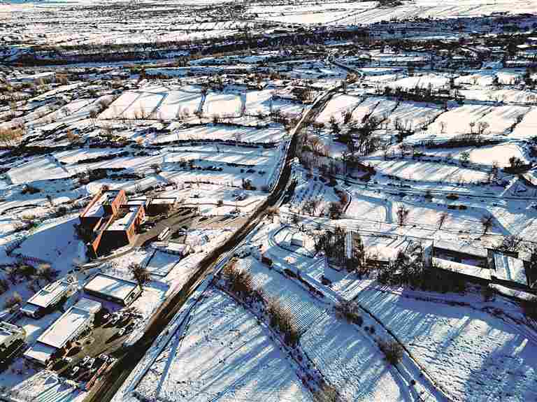 新疆昌吉州吉木萨尔县新地乡小分子村:丹青焕彩,村民执笔绘振兴 新疆昌吉州吉木萨尔县新地乡小分子村:丹青焕彩,村民执笔绘振兴