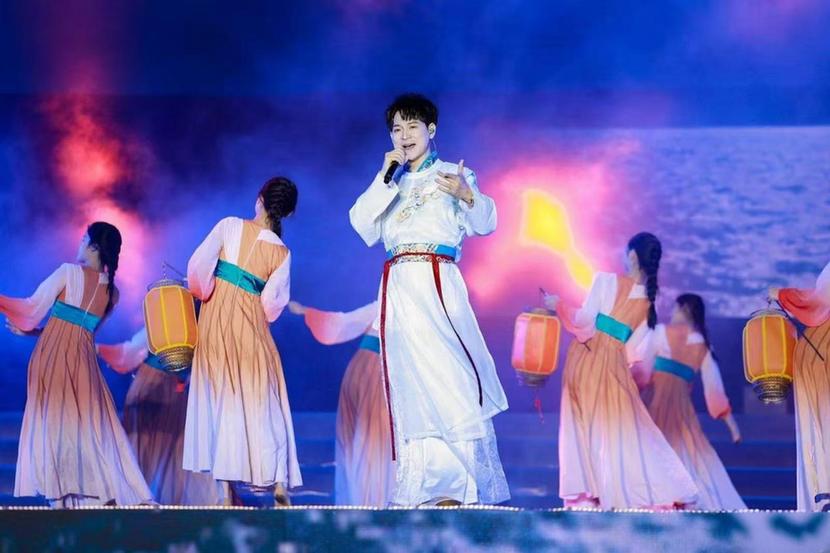 粤曲国风唱响羊城 陈艺鹏广州演唱会举行 粤曲国风唱响羊城 陈艺鹏广州演唱会举行