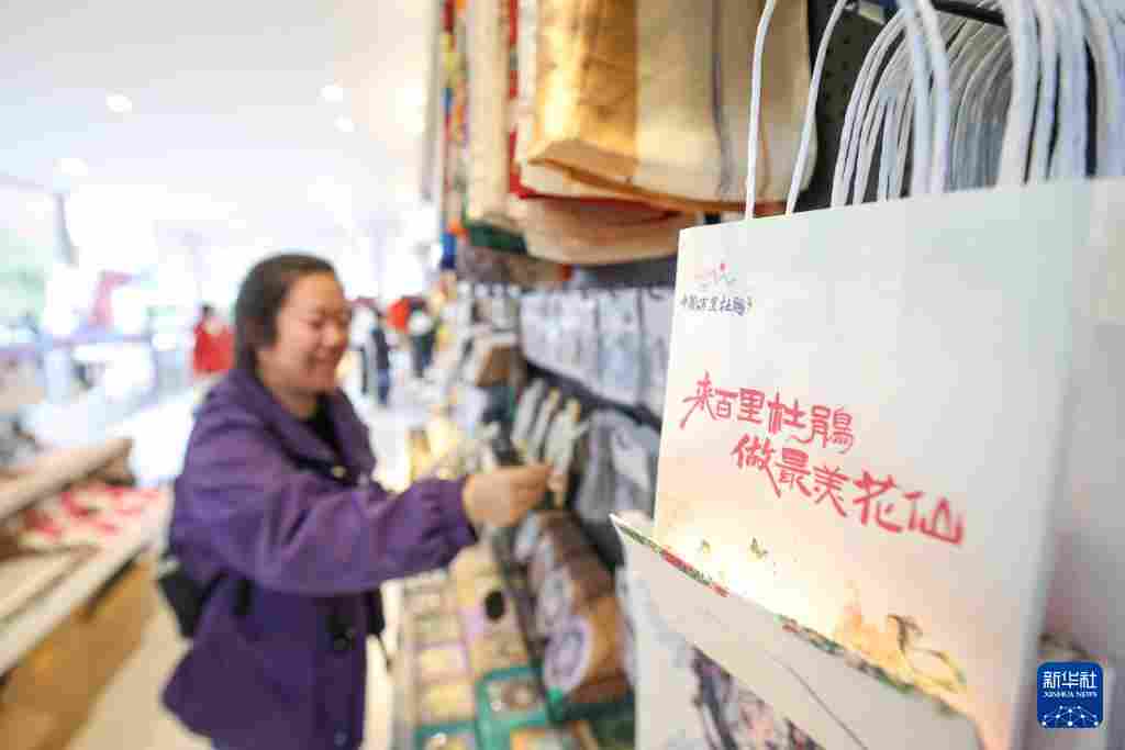几日春风又春雨 杜鹃依旧映山红