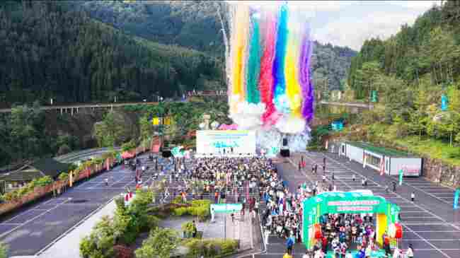2026瓦屋山全山徒步挑战启幕赛暨桌山巾帼竞速赏金赛燃情开赛 多项惠民举措同步上线